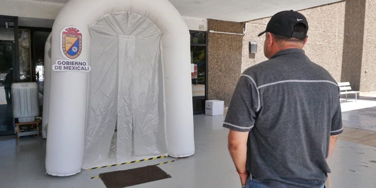 PRIMER TÚNEL SANITIZANTE EN EL EDIFICIO DEL AYUNTAMIENTO DE MEXICALI