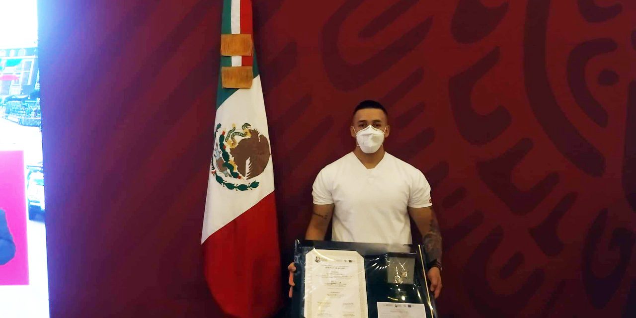 CONDECORAN A ENFERMEROS DEL HOSPITAL GENERAL DE MEXICALI