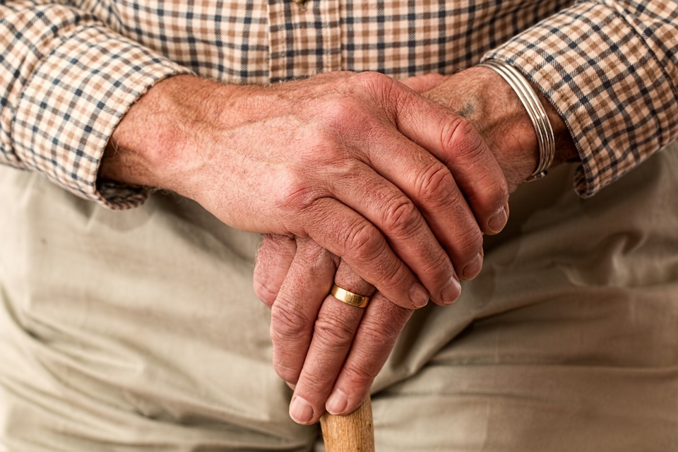 SON LOS ADULTOS MAYORES EL SECTOR CON MÁS CASOS CONFIRMADOS EN BC