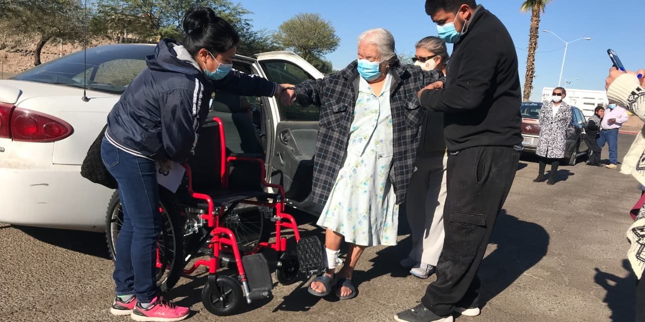 ENTREGAN SILLAS DE RUEDAS A POBLACIÓN VULNERABLE DE MEXICALI