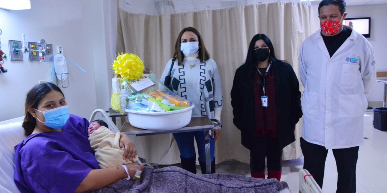 ENTREGAN BAÑERAS A MADRES DE BEBÉS NACIDOS ESTE 25 DE DICIEMBRE 