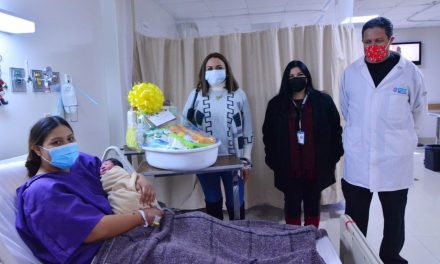 ENTREGAN BAÑERAS A MADRES DE BEBÉS NACIDOS ESTE 25 DE DICIEMBRE 