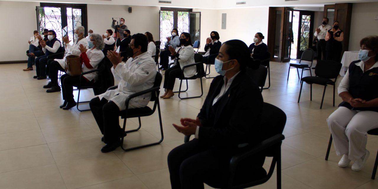 ENTREGAN RECONOCIMIENTOS A TRABAJADORES DE LA SALUD POR AÑOS DE SERVICIO  