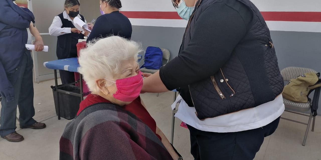 VAN APLICADAS MÁS DE 12 MIL DOSIS EN ADULTOS MAYORES DE BC 