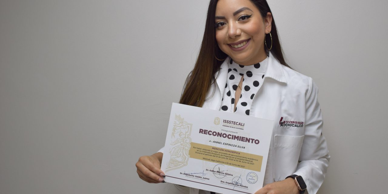 MENCIÓN HONORIFICA PARA EGRESADA DE UNIVERSIDAD XOCHICALCO