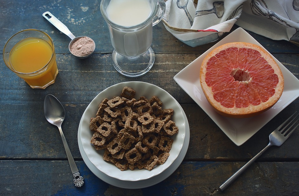CÓMO CUIDAR LA ALIMENTACIÓN DE SUS HIJOS   