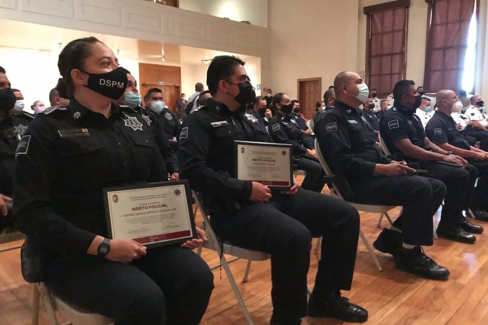 RECONOCEN A POLICIAS MUNICIPALES POR ACTOS HEROICOS