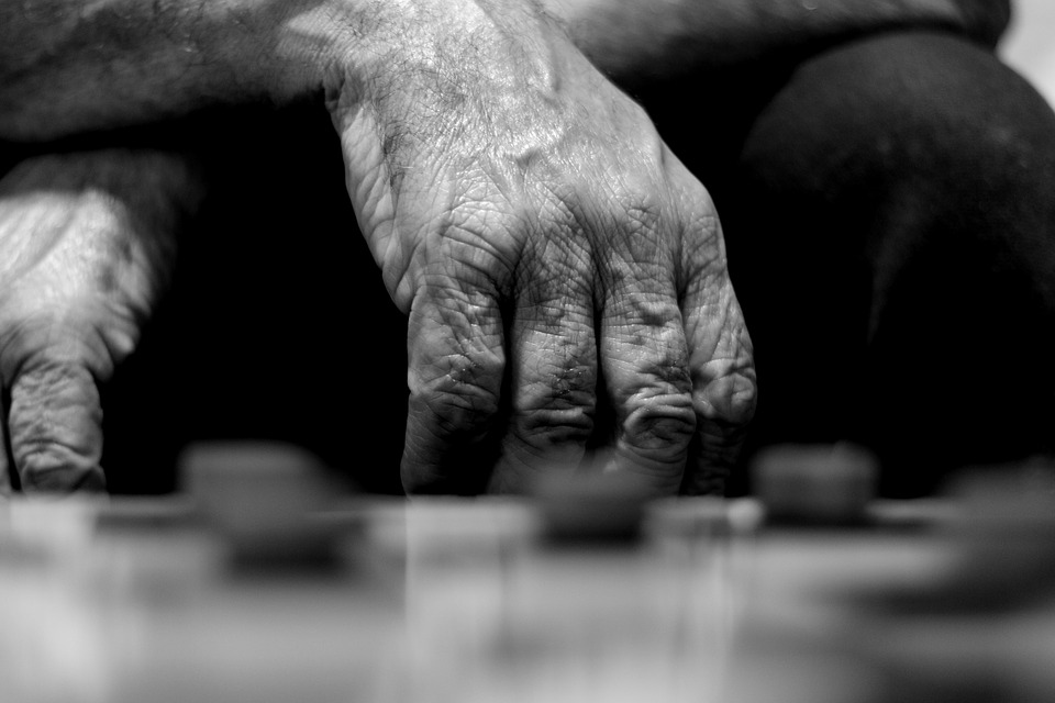 LA ATENCIÓN PROFESIONAL EN EL ADULTO MAYOR