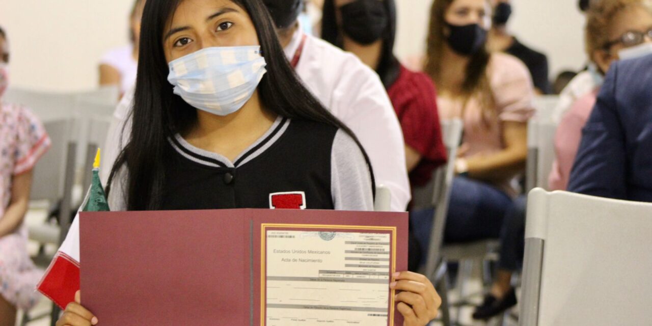 ENTREGAN ACTAS A NIÑOS DE PADRES MEXICANOS NACIDOS EN EL EXTRANJERO 