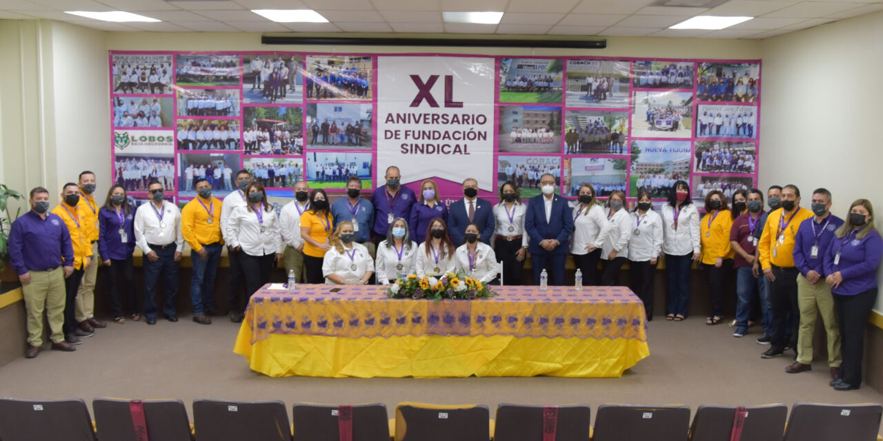 ENTREGAN RECONOCIMIENTOS A PERSONAL ADMINSTRATIVO DE COBACH BC