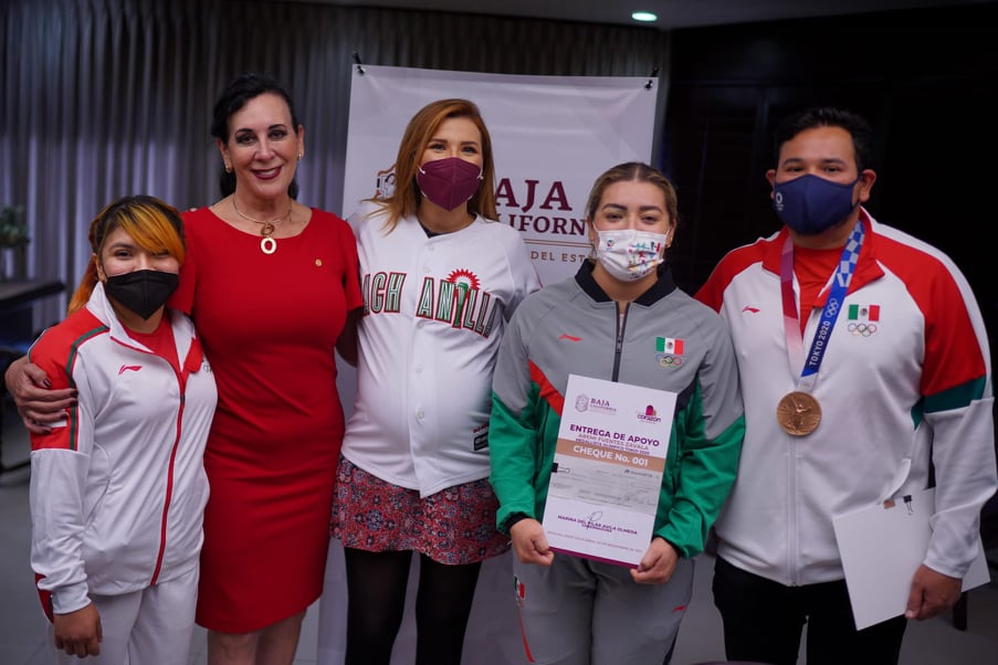 ENTREGAN CHEQUE DE 50 MIL PESOS PARA AREMI FUENTES