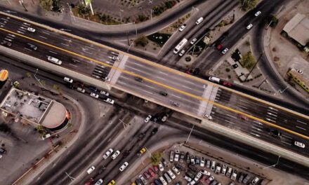 El cruce de Lázaro Cárdenas y Gómez Morín en Mexicali desde las alturas