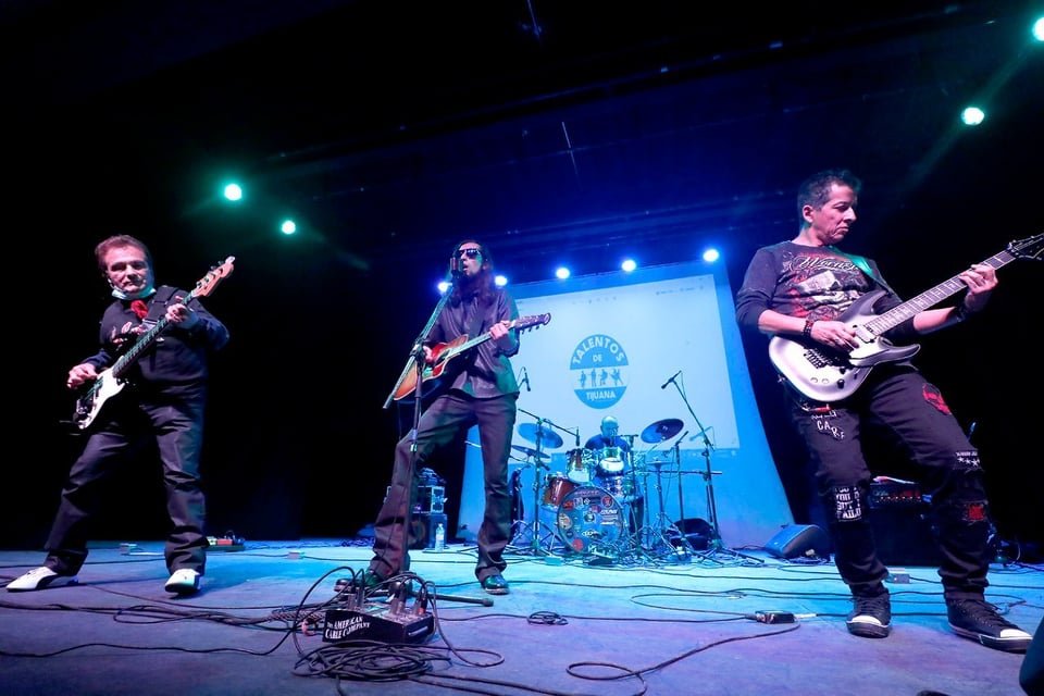 EMOTIVO HOMENAJE AL GRUPO LA CRUZ DE TIJUANA