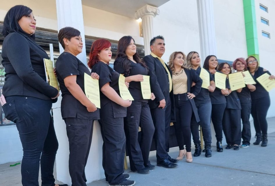 GRADUAN ALUMNAS DEL COLEGIO DE ESTILISTAS Y COLORISTAS ANGELA NEVÁREZ
