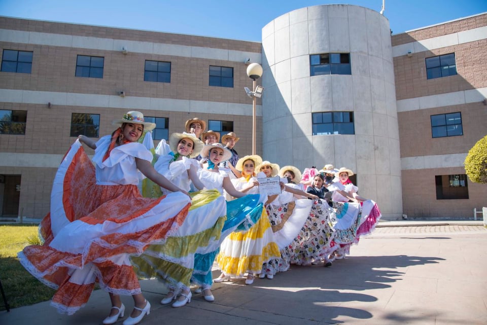 MUESTRA DE DANZA FOLKLÓRICA EN COBACH BC