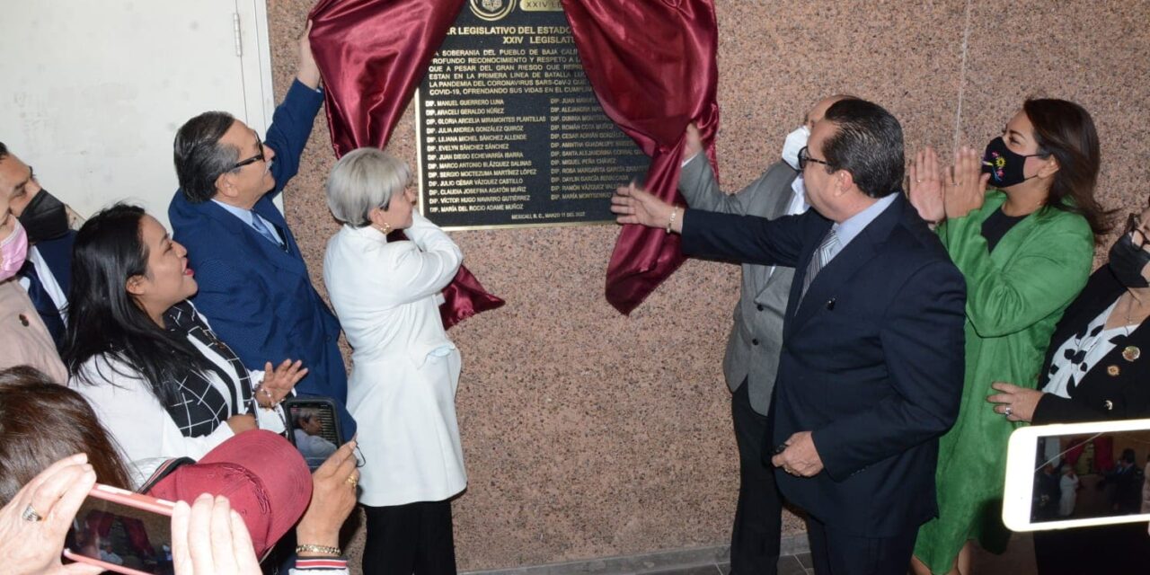 PLACA CONMEMORATIVA EN HONOR DE «LOS HÉROES SIN CAPA»