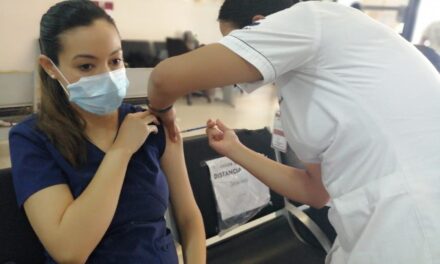 DEBEN MUJERES EMBARAZADAS APLICARSE LA VACUNA