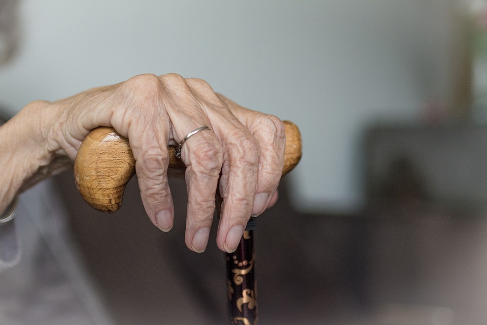 CÓMO PREVENIR LA DEPRESIÓN EN ADULTOS MAYORES