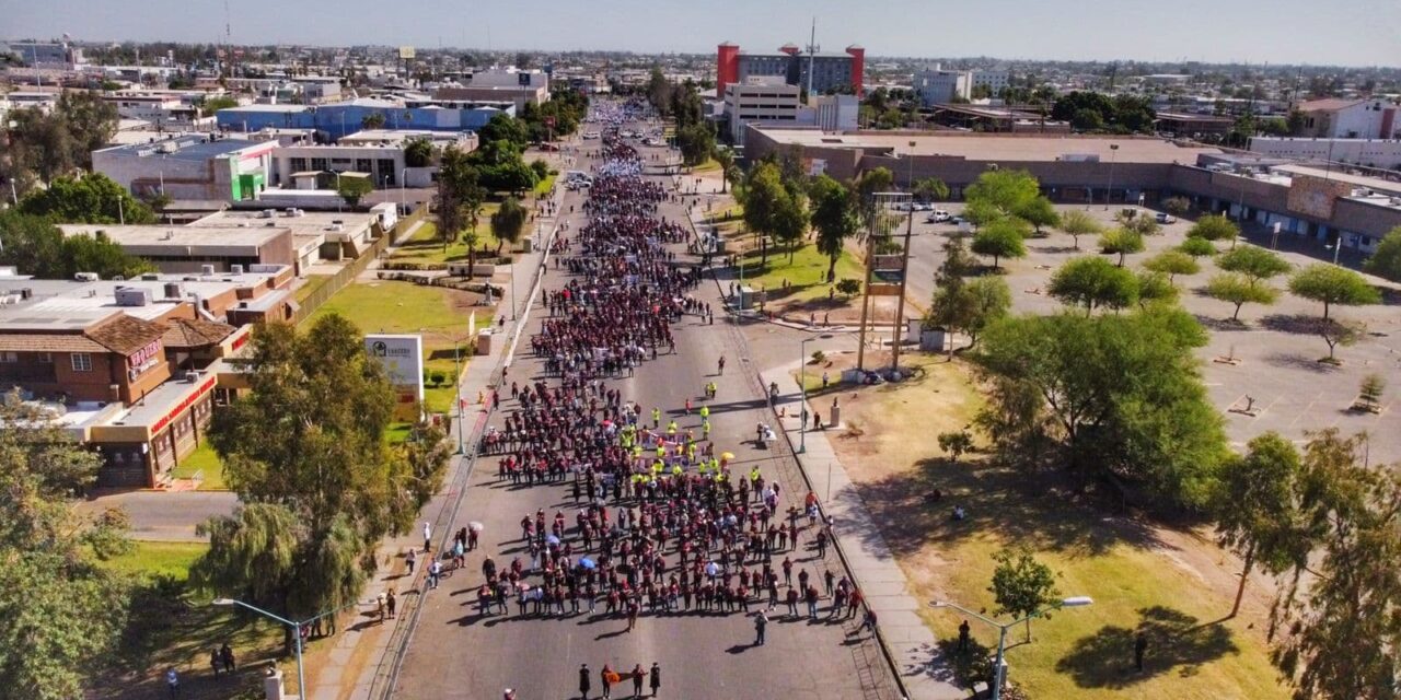 DESFILAN MÁS DE 7 MIL TRABAJADORES EN MEXICALI 