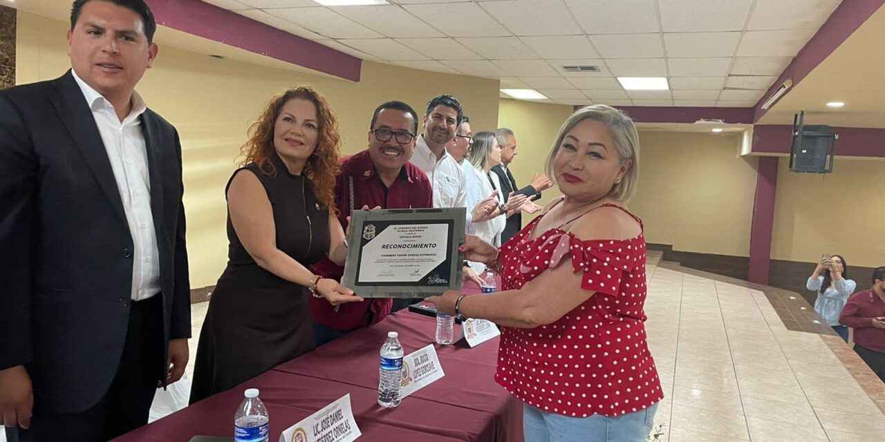 RECONOCEN A SERVIDORES PÚBLICOS POR AÑOS DE SERVICIO