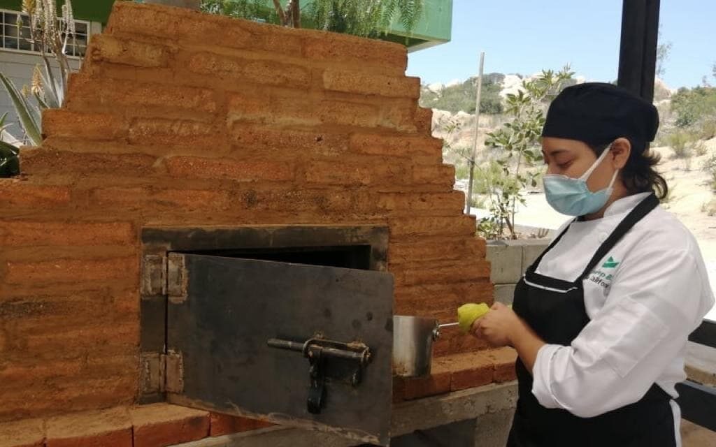 TIENEN SU HORNO DE LEÑA ESTUDIANTES DE CONALEP EN TECATE 