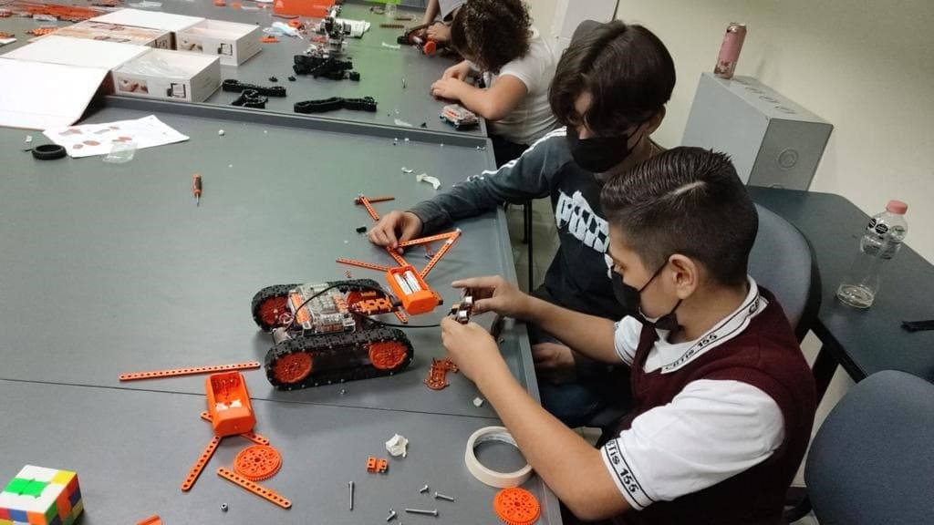 TERMINAN CURSO BÁSICO DE ROBÓTICA DE AULA STEM