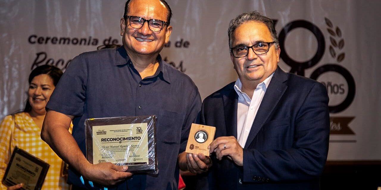 RECONOCEN A DOCENTES POR 30 AÑOS DE SERVICIO EN LA EDUCACIÓN