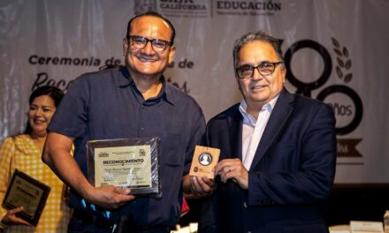 RECONOCEN A DOCENTES POR 30 AÑOS DE SERVICIO EN LA EDUCACIÓN