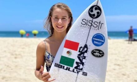 ESTA CHICA SOBRESALE EN SURFING