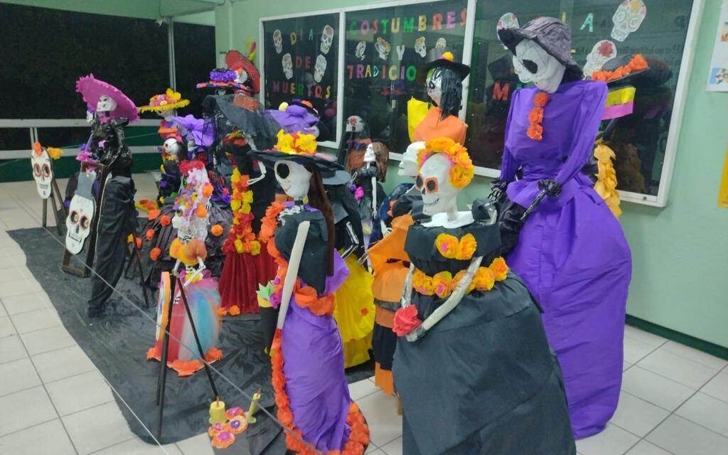 EXHIBEN MÁS DE 23 CATRINAS ELABORADAS POR ESTUDIANTES 