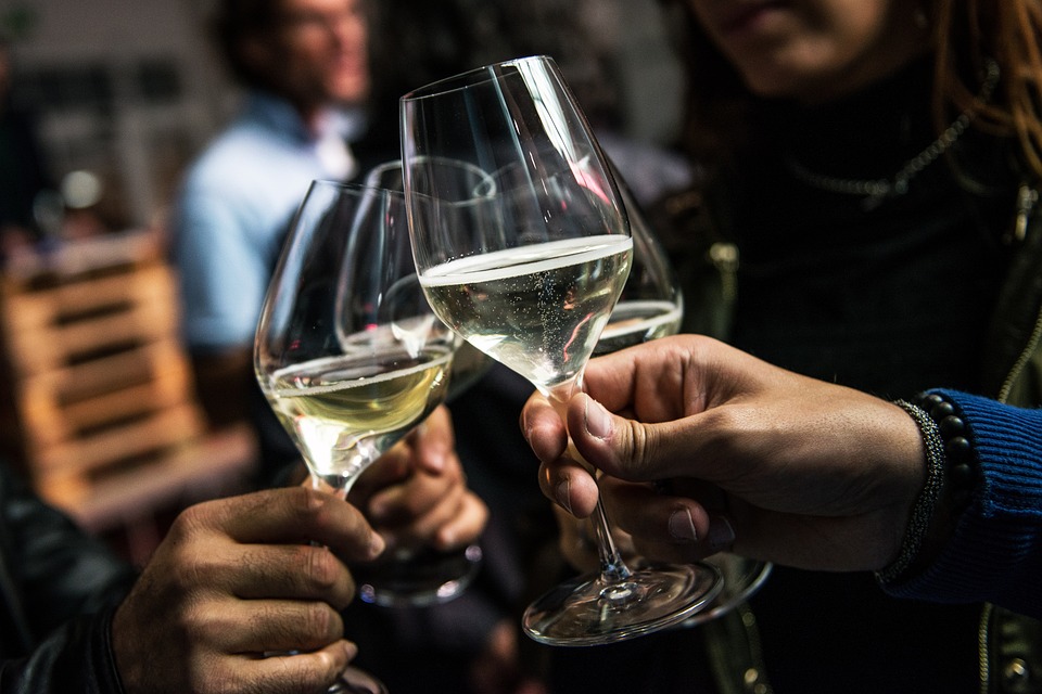EVITE BRINDAR CON BEBIDAS DE ALTA GRADUACIÓN ALCOHÓLICA