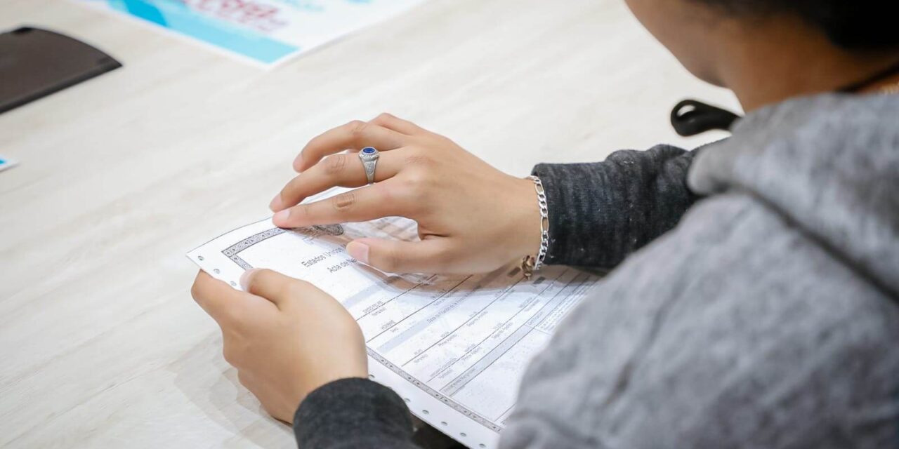 REALIZAN ENTREGA DE ACTAS DE NACIMIENTO EN SISTEMA BRAILLE