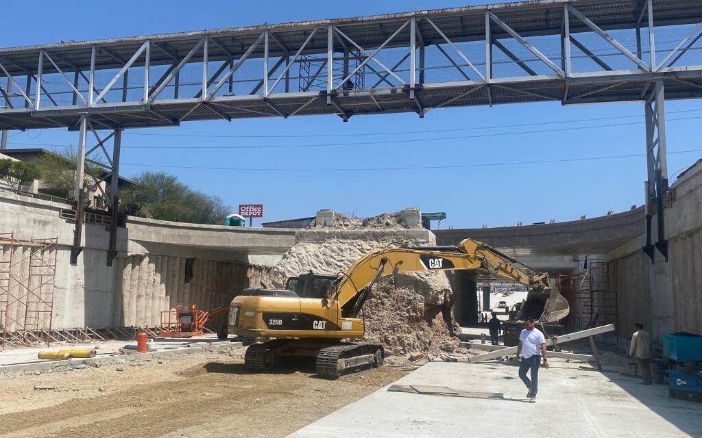 REESTRUCTURAN PUENTE PEATONAL SITUADO EN TIJUANA