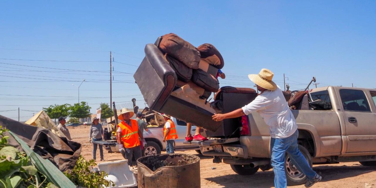 RESPONDEN CIUDADANOS AL OPERATIVO DE MUEBLE VIEJO EN MEXICALI 