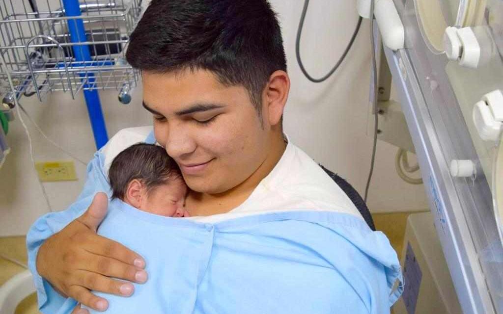 EL MÉTODO MAMÁ-PAPÁ CANGURO POR SUS MÚLTIPLES BENEFICIOS