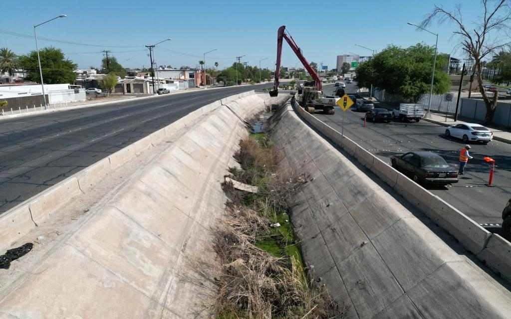 REALIZAN DESAZOLVE EN DRENAJE GÓMEZ MORÍN DE MEXICALI