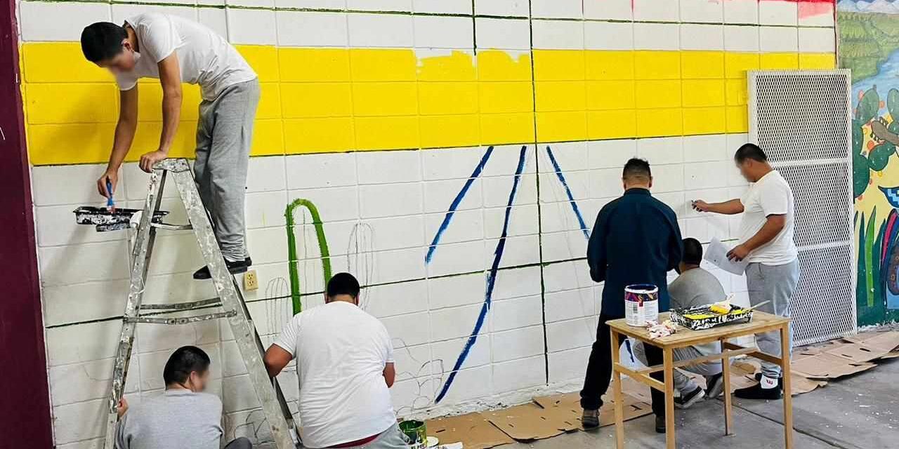 LOS INSTRUYEN EN TÉCNICA MURALISTA