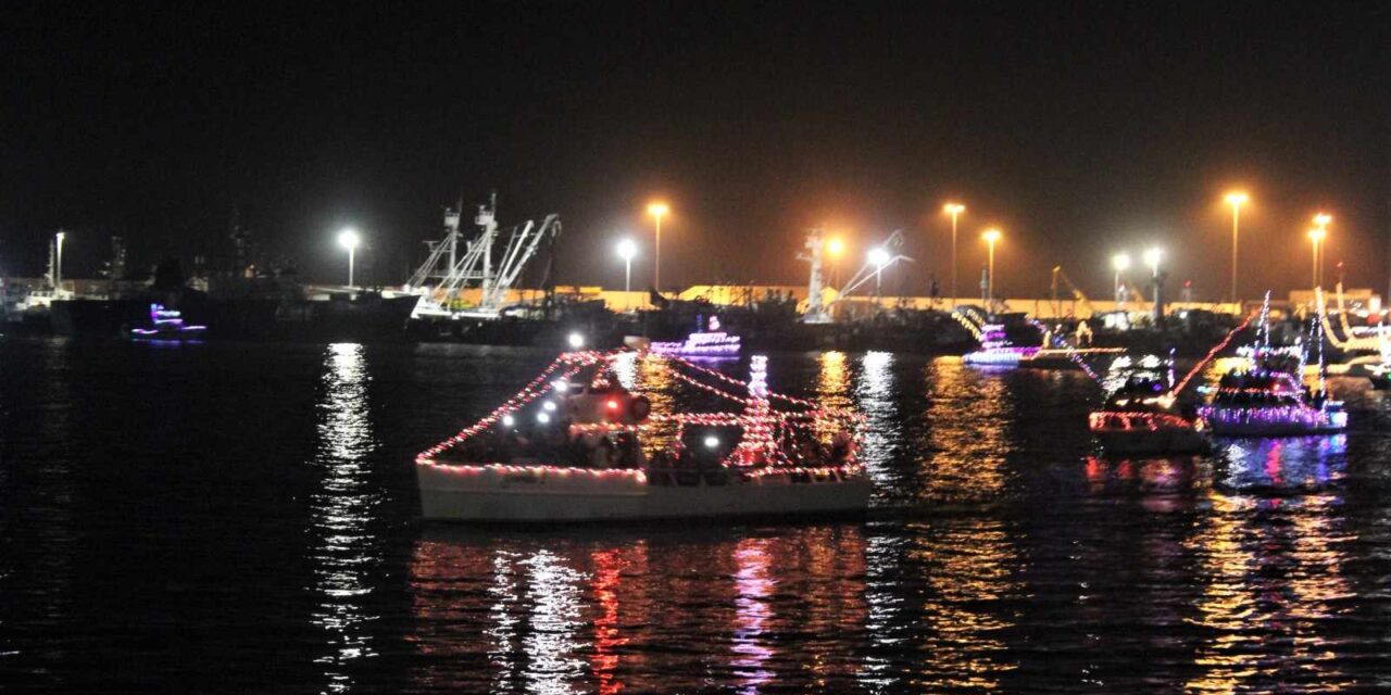 DESFILE DE EMBARCACIONES ILUMINADAS EN ENSENADA