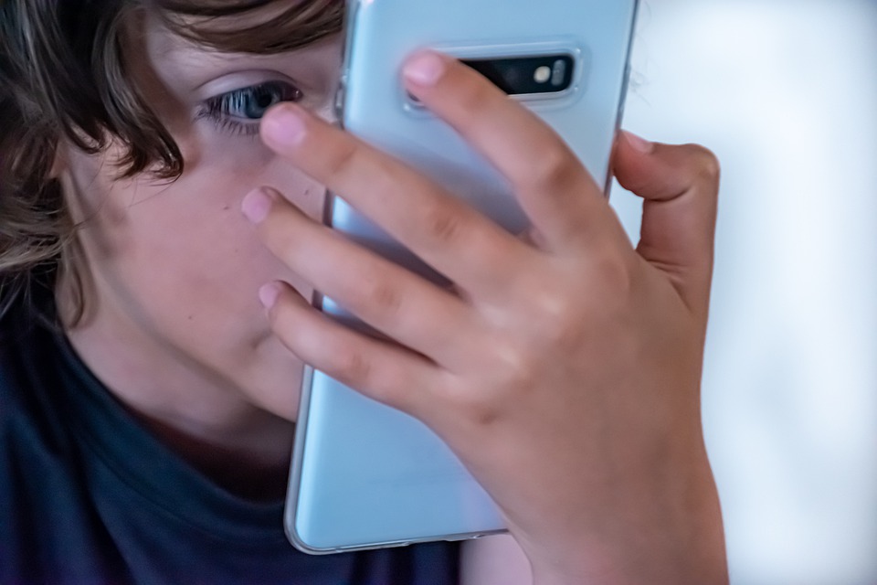RECOMIENDAN CONTROLAR EL USO DE DISPOSITIVOS EN NIÑAS Y NIÑOS