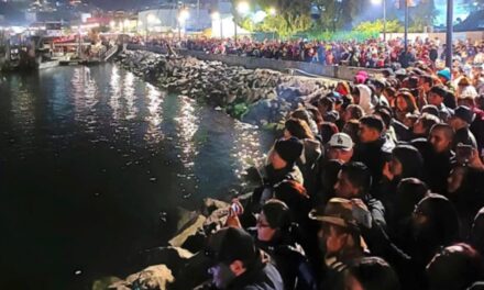 MILES EN DESFILE DE LUCES DE EMBARCACIONES EN ENSENADA