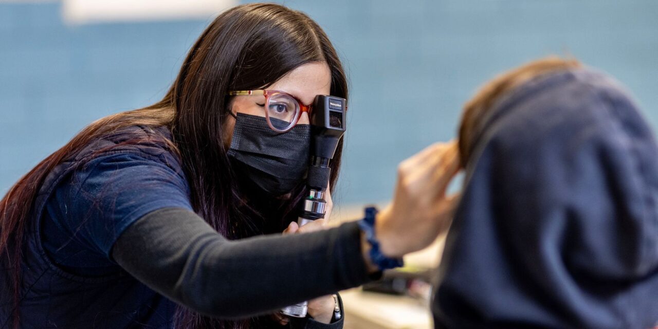 REALIZAN EXAMEN DE LA VISTA A ALUMNOS DE PRIMARIA Y SECUNDARIA 