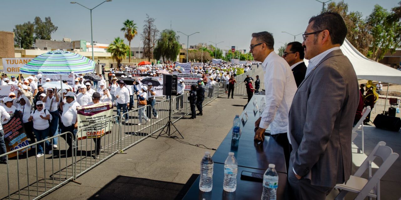 REALIZAN DESFILE CON MOTIVO DEL DÍA DEL TRABAJO EN MEXICALI 