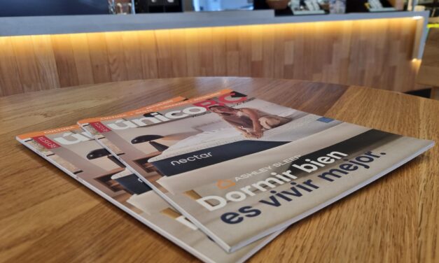 EN LOS MEIORES LUGARES CON ASHLEY SLEEP EN PORTADA