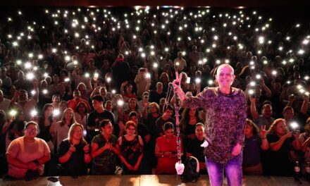 UN CAVERNÍCOLA DEVORA APLAUSOS