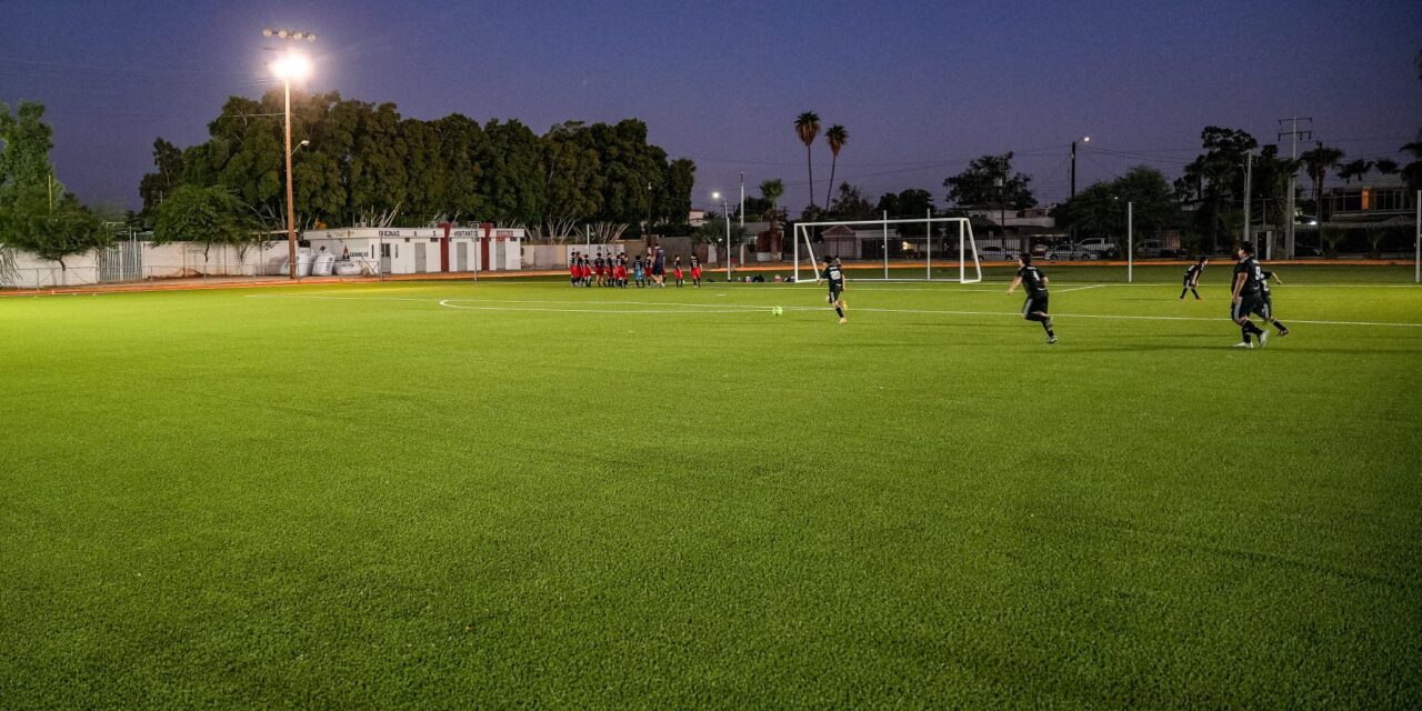 COLOCAN PASTO SINTÉTICO AL CAMPO DE FUTBOL NECAXA EN MEXICALI  