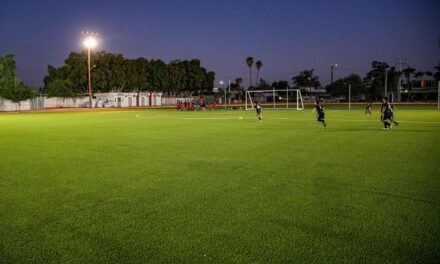 COLOCAN PASTO SINTÉTICO AL CAMPO DE FUTBOL NECAXA EN MEXICALI
