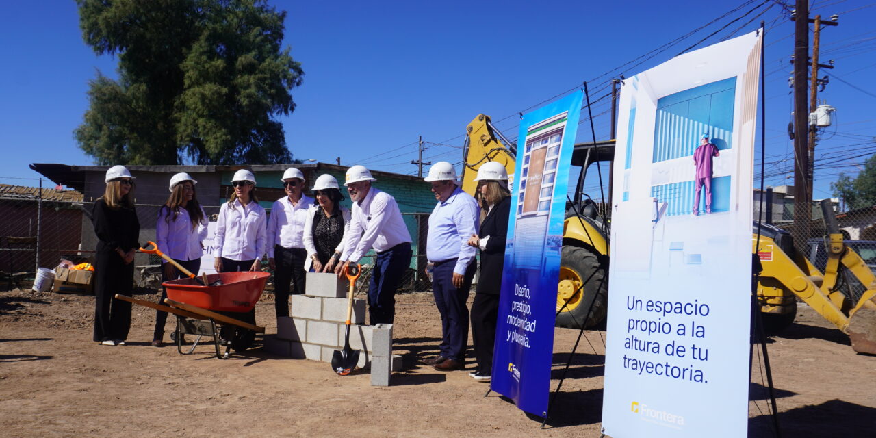 COLOCAN PRIMERA PIEDRA DE CENTINELA DISTRITO MÉDICO