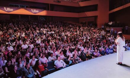 OFRECE CONFERENCIA OLIMPIA CORAL MELO EN TEATRO DEL ESTADO