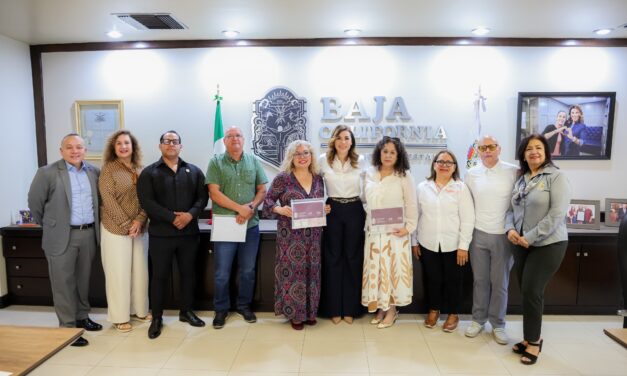 REALIZAN ENTREGA DEL FONDO DE RETIRO A DOCENTES JUBILADOS DE BC