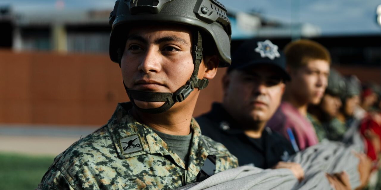 LOS HONORES A LA BANDERA COMO INCIO DE LOS MENSAJES DEL MES PATRIO